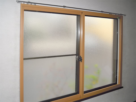 窓を二重窓にすることをおすすめ。
既存の窓と新しい窓の間に空気の層を作ることで、断熱効果が断然ＵＰします。